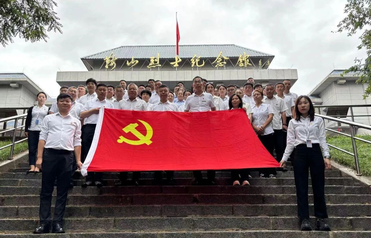 鞍勤集團、公服集團開展“憶初心、強黨性、轉作風、建新功”慶“七·一”主題黨日活動